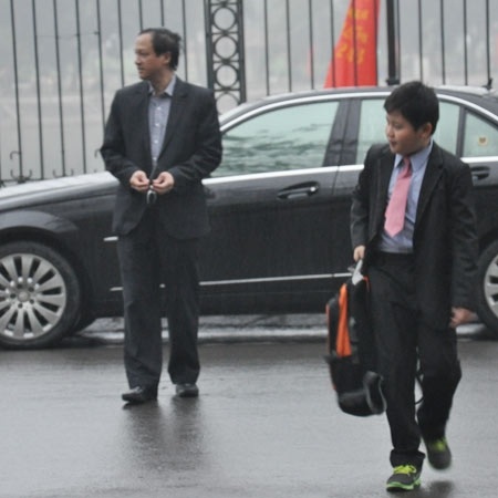 Xúng xính với bộ đồ comple, cà vạt.