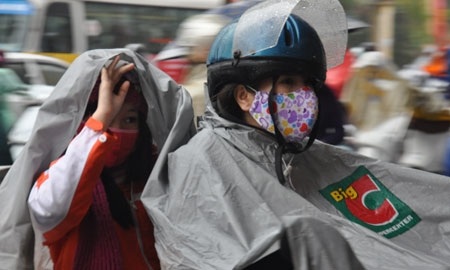 Cơn mưa phùn buổi sáng ít nhiều ảnh hưởng đến việc đưa trẻ tới trường của các phụ huynh.