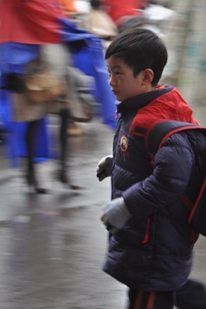 Bé bước nhanh vào lớp.