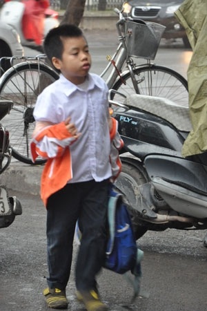 Bé bước nhanh vào lớp.