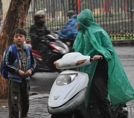 Thẫn thờ trước cổng trường dù đã đến giờ vào lớp.