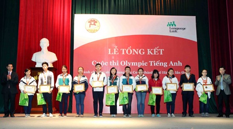 Trao giải cuộc thi Olympic tiếng Anh THCS lần thứ 3 - 2 Ông Malcolm Young, Giám đốc học vụ Language Link phát biểu tại cuộc thi.