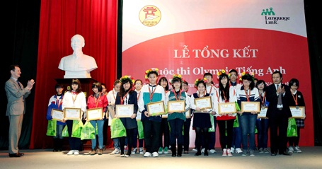 Trao giải cuộc thi Olympic tiếng Anh THCS lần thứ 3 - 3 Các quán quân của cuộc thi Olympic tiếng Anh THCS lần thứ 3.