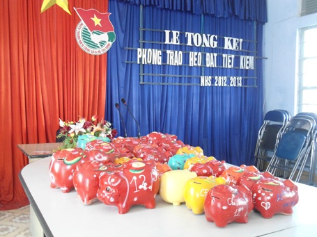 Nuôi heo đất giúp học sinh nghèo đón Tết - 1 Heo được tập kết tại văn phòng Đoàn trường chuẩn bị “mổ”.