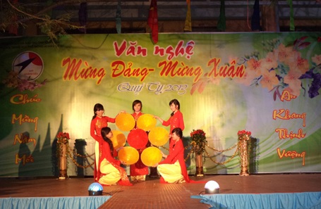 Trao học bổng đến HS, SV nghèo học giỏi - 2 Trao học bổng đến HS, SV nghèo học giỏi