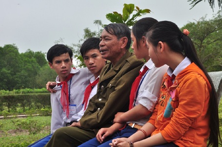 Độc đáo mô hình học lịch sử với… cựu chiến binh - 2 Các em chăm chú lắng nghe