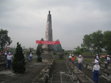 Độc đáo mô hình học lịch sử với… cựu chiến binh - 3 Các em chăm chú lắng nghe