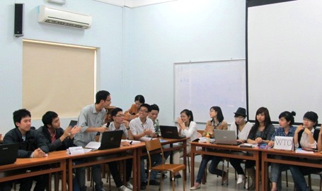 Trải nghiệm chương trình Cử nhân Quản trị Kinh doanh đạt chuẩn quốc tế - 1 Một giờ học mô phỏng của sinh viên khóa QH-2010-E QTKD,