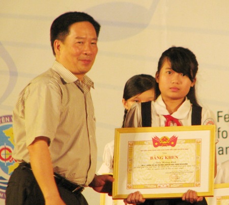 Thứ trưởng Bộ TN-MT Nguyễn Thái Lai trao bằng khen giải đặc biệt cho em Trần Hoàng Linh