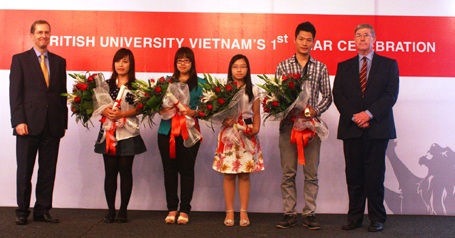 Cơ hội giành học bổng 600 triệu đồng ĐH Anh Quốc VN luôn rộng mở - 2 Lễ trao giải Học bổng Hoàng tử Andrew 2011.