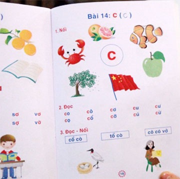 Việc một số quyển sách học dành cho trẻ em Việt Nam có in cờ Trung Quốc khiến dư luận bức xúc