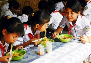Ăn chặn tiền của học sinh, hiệu trưởng, hiệu phó bị bắt - 1 Các em học sinh của Trường THCS Cao Bá Quát ăn dặm trong giờ ra chơi