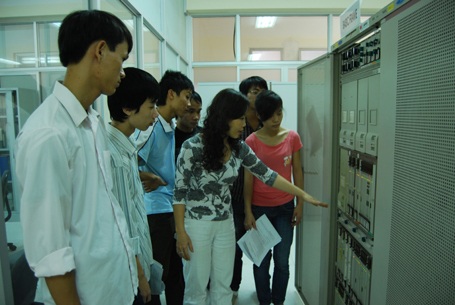 Tư vấn tuyển sinh vào Học viện Công nghệ Bưu chính viễn thông năm 2013 - 3 Sinh viên Học viện Công nghệ Bưu chính Viễn thông trong giờ thực hành