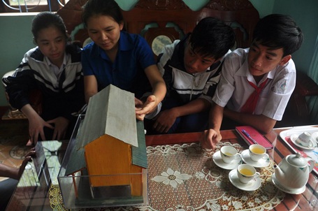 Độc đáo ngôi nhà “chống lũ, chống bão” của học sinh Quảng Trị - 3 Cận cảnh mô hình ngôi nhà tự động nổi lên cao khi bơm nước vào