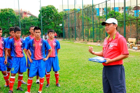 Cơ hội trở thành cầu thủ bóng đá chuyên nghiệp với PVF - 1 Các học viên đang tiếp thu những kinh nghiệm từ HLV Trần Minh Chiến.