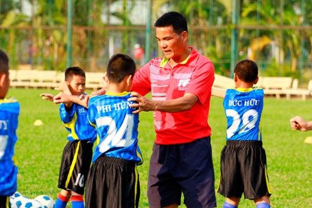 Cơ hội trở thành cầu thủ bóng đá chuyên nghiệp với PVF - 2 HLV Nguyễn Hữu Đang chỉnh động tác cho các học viên.