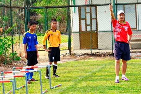 Cơ hội trở thành cầu thủ bóng đá chuyên nghiệp với PVF - 5 HLV Nguyễn Phúc Nguyên Chương hướng dẫn các học viên.