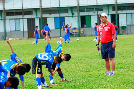 Cơ hội trở thành cầu thủ bóng đá chuyên nghiệp với PVF - 7 HLV Võ Hoàng Bửu hướng dẫn các học viên khởi động