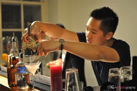 Sinh viên Việt kiếm việc ở Amsterdam - 1 Một sinh viên Việt đang học cách pha chế Cocktail cho nhà hàng ở Amsterdam.