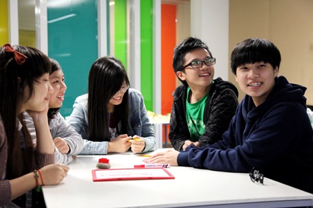 Tư vấn Chuẩn bị nền tảng cho kế hoạch du học (phần 2)  - 2 Các học sinh THPT tham gia hoạt động ngoại khóa “Pub Quiz Night” tại Hội đồng Anh