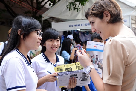 ĐH công lập Việt Pháp USTH giải đáp thắc mắc tuyển sinh - 1 Cán bộ tuyển sinh của Trường USTH tại ngày hội thông tin hướng nghiệp