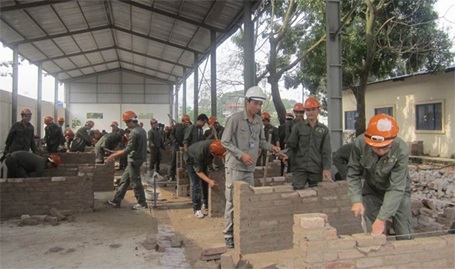 Trường Cao đẳng Xây dựng công trình đô thị thông báo tuyển sinh năm 2013 - 3 Giờ học thực hành của sinh viên ngành Công nghệ Kỹ thuật Xây dựng.