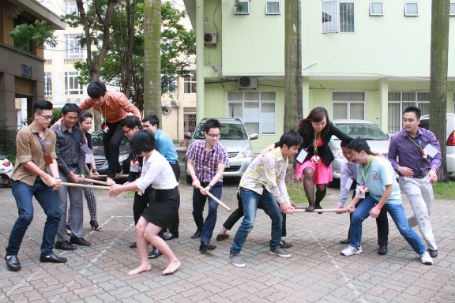 Bài học thành công từ thế giới - 2 Học quản trị nhóm từ những trò team building sôi động