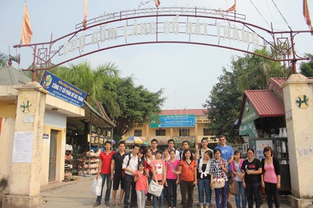 Trung tâm Anh Ngữ Kella - Lựa chọn mới cho một thế hệ năng động - 1 Các học viên Kella chụp ảnh lưu niệm trong chuyến dã ngoại tại làng cổ Bát Tràng
