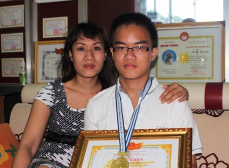 Quốc Bảo và mẹ - người luôn động viên em học giỏi và gặt hái nhiều thành tích