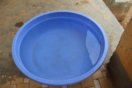 Chậu nước lẫn cả cát mà cô giáo Huynh xin được từ nhà dân về cho các học sinh sử dụng