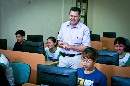 25% - 70% thời lượng chương trình đào tạo do các giảng viên nước ngoài đảm nhiệm