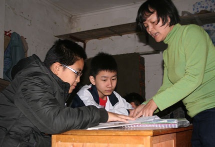 Cô không bằng cấp vẫn luyện trò yếu thành giỏi - 2 Học trò chăm chú khi cô Phương giảng bài