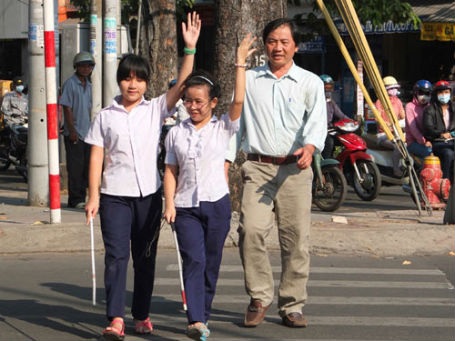 Thầy Nguyễn Phi Hùng và học trò thực hành bài học trên đường. (Ảnh: Thanh Nga)