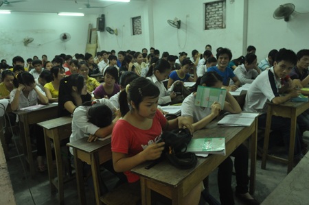 Thầy “sống khỏe” nhờ luyện thi - 1 Một lớp luyện thi đông tới hàng trăm em
