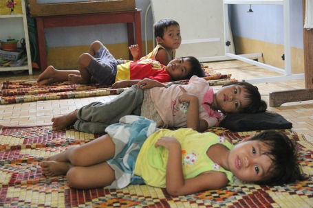 Trải những manh chiếu rách để ngủ trưa, không có chăn, các em dùng áo lót làm gối