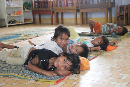 Trải những manh chiếu rách để ngủ trưa, không có chăn, các em dùng áo lót làm gối