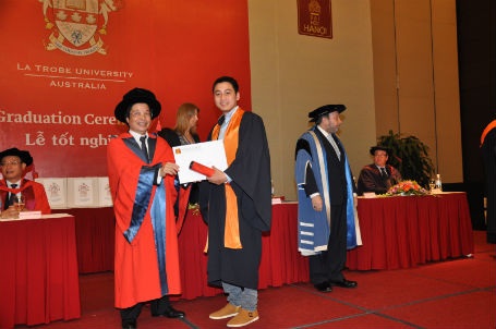 Học viên tốt nghiệp nhận bằng và bảng điểm chính thức