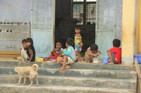 Các em đi học đều mang theo cặp lồng cơm để ăn trưa tại trường