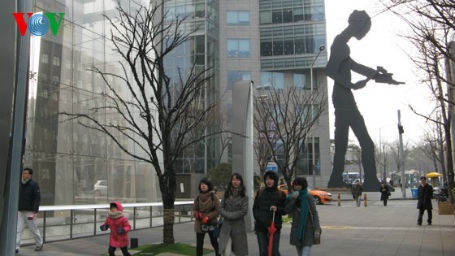 Nữ sinh Việt năng động trên đất Hàn - 2 Trên đường phố ở thủ đô Seoul (Hàn Quốc)