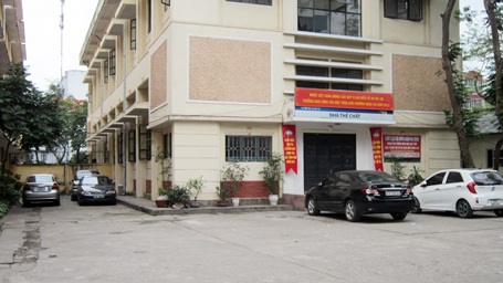 Nguy cơ tai nạn trên... sân trường - 1 Khu vực đỗ xe ô tô tại Trường THCS Ba Đình (quận Ba Đình, Hà Nội). (Ảnh chụp sáng 23/4)