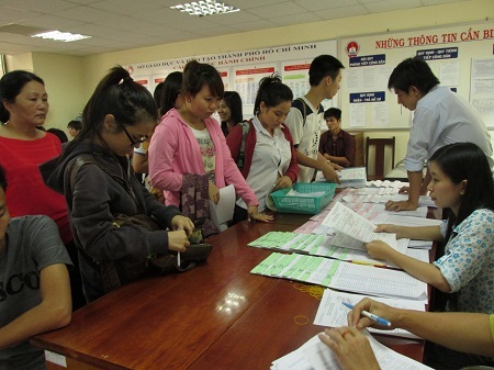 Ngành Kinh tế giảm sức hút, Y và Sư phạm lên ngôi - 1 Đông thí sinh tự do nộp hồ sơ tại Sở GD-ĐT TPHCM vào hôm qua (11/4)