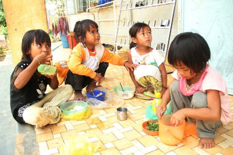 Các em tụ tập ăn trưa tại trường