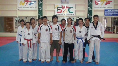 Mẹ bán hàng rong, bố bại liệt nuôi con học thạc sĩ - 2 Minh Nghĩa (