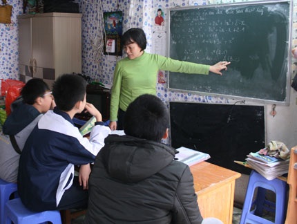 Cô không bằng cấp vẫn luyện trò yếu thành giỏi - 1 Cô Lan Phương đang giảng bài trong lớp học đặc biệt