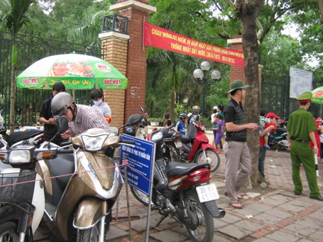 Điểm trông xe phục vụ nhân dân tham quan vườn thú Thủ Lệ phía Cầu Giấy.