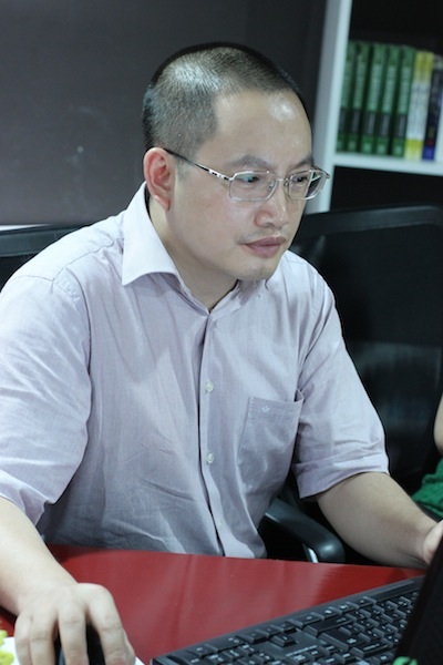 Ông Nguyễn Xuân Phong - Hiệu trưởng Trường THPT FPT đang tư vấn cho độc giả báo