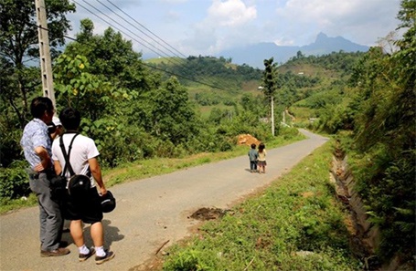 Cả đoàn lặng nhìn theo bóng hai anh em Chao, Lan khuất dần cuối con dốc nắng