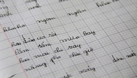 Ngắm chữ viết của “cô bé không tay” - 7 Nét chữ của Chi khá đẹp và ngay ngắn.