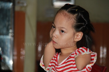 Ngắm chữ viết của “cô bé không tay” - 9 Phút suy tư của bé Linh Chi.