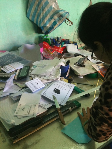 Quảng Ngãi: Thị trường “phao” thi hoạt động tinh vi - 2 Chủ tiệm photocopy ở cạnh trường THPT Trần Quốc Tuấn vừa in phao thi còn mới.
